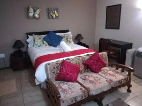 Harties Double Bed studio - Kitchenette Hartbeespoort dam
